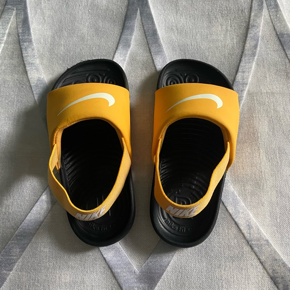 Nike Kawa Toddler Sandal. Smoke and pet free home.